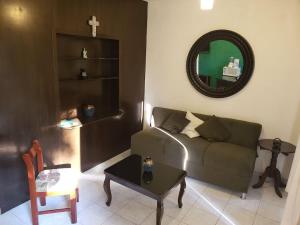 Χώρος καθιστικού στο 2 BR HO double studio with AC in Residencial Campestre