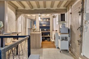 eine Küche mit einer Treppe, die in ein Zimmer führt in der Unterkunft Le Nid Vouté charmant appartement avec terrasse situé au coeur de Rouen in Rouen