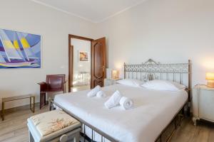 Bardino NuovoHostdomus - Sunrise Sea View - Finale Ligure的卧室里有一张白色的大床，配有白色的枕头 更多101张照片