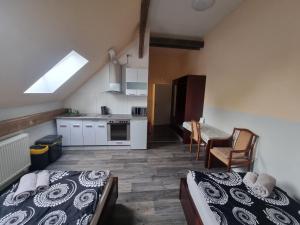 a small room with two beds and a kitchen at Monteur- und Messezimmer Jelinski Arpke in Lehrte