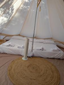 eine Kerze in einem Zelt mit zwei Betten darin in der Unterkunft Glamping La Bellota  + 29 Fotos