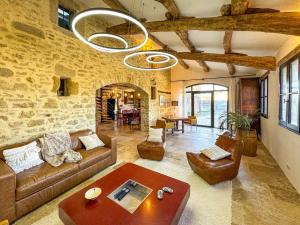 un grand salon avec un canapé et une table dans l'établissement Authentic Country House with pool near Uzes, à Fontarèches 38 autres photos