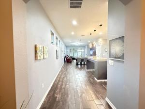 einen Flur eines Hauses mit einer Küche und einem Wohnzimmer in der Unterkunft Orlando Dream Escape in Saint Cloud + 12 Fotos