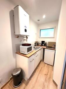 Kuchyň nebo kuchyňský kout v ubytování Refuge des voyageurs - Studio neuf - Rivage indépendant en rez de jardin