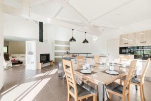 Kuchyň nebo kuchyňský kout v ubytování Beautiful contemporary villa 160 m with pool