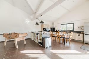 Kuchyň nebo kuchyňský kout v ubytování Beautiful contemporary villa 160 m with pool