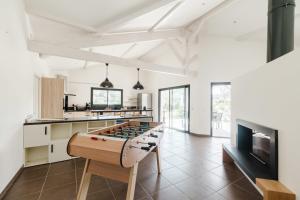 Kuchyň nebo kuchyňský kout v ubytování Beautiful contemporary villa 160 m with pool