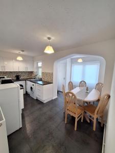 Kuchyň nebo kuchyňský kout v ubytování Stunning Home in Quiet Staffordshire Countryside