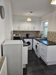 Kuchyň nebo kuchyňský kout v ubytování Stunning Home in Quiet Staffordshire Countryside + 12 fotografií