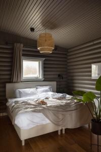 ÚthlidNordic Black Cabin - Luxury in the Golden Circle的卧室配有一张白色大床