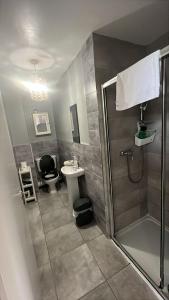 une salle de bains avec douche, toilettes et lavabo dans l'établissement LARGE 3 BEDROOM HOME, 3 BATHROOMS, FREE PARKING, FAST WIFI, à Belfast 13 autres photos