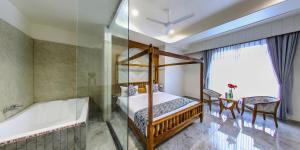 1 dormitorio con cama con dosel y bañera en KING'SWAY Hotel, en Dūngarpur
