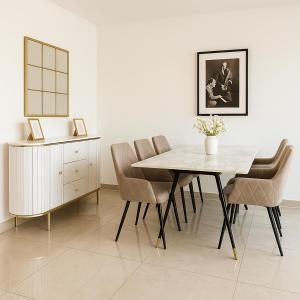 een eetkamer met een tafel en stoelen bij Luxury Mosel Panorama Apartment in Koblenz