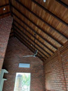 Un techo de un edificio de ladrillo con un ventilador de techo. en BigJ Villas - Nilaveli, en Nilaveli