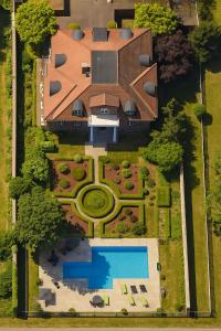 een luchtfoto van een huis met een zwembad bij Luxury Mosel Panorama Apartment in Koblenz +4 foto's