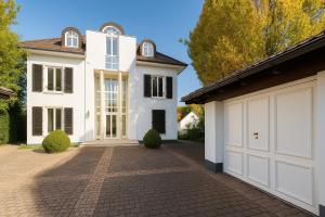 een wit huis met een garage bij Luxury Mosel Panorama Apartment in Koblenz