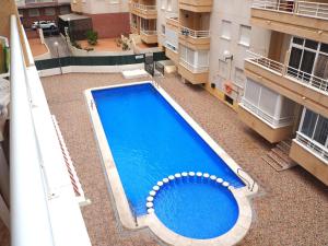widok na basen w budynku apartamentowym w obiekcie Espanhouse Diego apartment w mieście Torrevieja