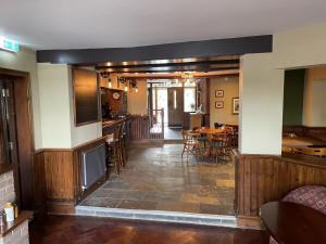 Una sala de estar con cocina y comedor. en The Swan Hotel and Public House, en East Ilsley