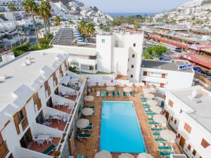 an aerial view of a hotel with a swimming pool at Apartamentos Montecarlo in Puerto Rico de Gran Canaria