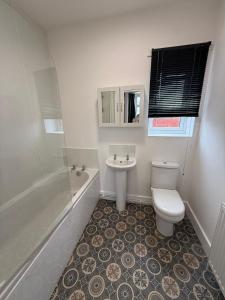ein Badezimmer mit Toilette, Waschbecken und Badewanne in der Unterkunft Station House in Scunthorpe
