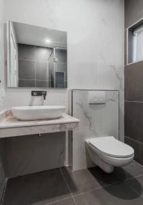 Un baño blanco con lavabo e inodoro. en The Urbanest, en Lagos 32 fotos más
