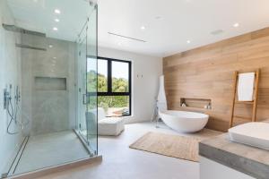 Ένα μπάνιο στο Malibu test apartment pool view 3