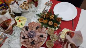 瓦特拉多尔内Pensiunea Tora的桌子上摆满了食物 更多48张照片