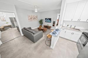 Кухня или мини-кухня в Holiday Park Apartments by Lowkl
