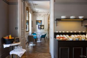 ラ・ロシェルにあるLe Champlainの食べ物が置かれたテーブルのあるダイニングルーム +55枚の写真