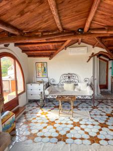 奥尔比亚Romantic Suite Apt 21的房间里有一张床和一张桌子的卧室