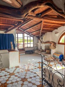 奥尔比亚Romantic Suite Apt 21的大型客房设有床和木制天花板。