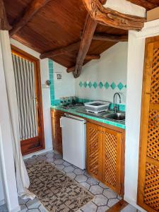 奥尔比亚Romantic Suite Apt 21的带水槽和洗碗机的厨房