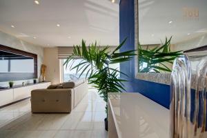 Χώρος καθιστικού στο Mediterranean Luxury Stay with Sea Views & Jacuzzi by 360 Estates