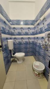 Ένα μπάνιο στο White Palace