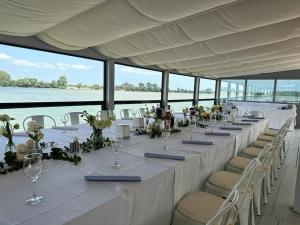 Výhled na řeku, která protéká v blízkosti penzionu + 12 fotografií