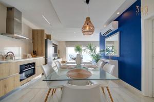 Η κουζίνα ή μικρή κουζίνα στο Mediterranean Luxury Stay with Sea Views & Jacuzzi by 360 Estates