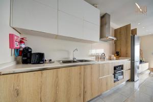 Η κουζίνα ή μικρή κουζίνα στο Mediterranean Luxury Stay with Sea Views & Jacuzzi by 360 Estates