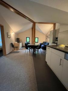 a kitchen and living room with a table and chairs at Gemütliche Ferienwohnung in Kuchelmiß mit Großem Garten in Kuchelmiß