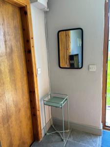 TV a/nebo společenská místnost v ubytování Newly refurbished Bespoke Self-Catering Apartment