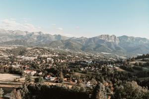 een uitzicht op een stad met bergen op de achtergrond bij Widokowy Zakątek u Kamila in Zakopane