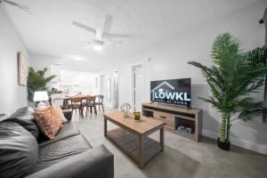 Телевизор и/или развлекательный центр в Holiday Park Apartments by Lowkl
