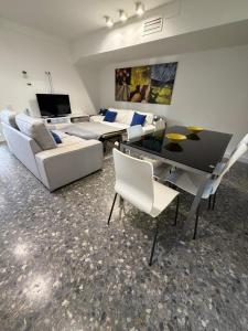 Μια τηλεόραση ή/και κέντρο ψυχαγωγίας στο Apartamentos en lujosa Torre con piscina