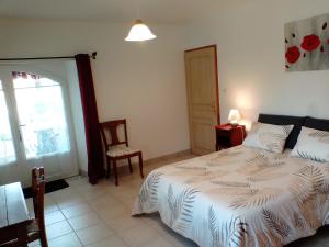 une chambre avec un lit, une chaise et une fenêtre dans l'établissement Gîte Braunis 4 étoiles, à Bourran 30 autres photos