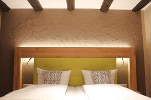 Un dormitorio con una cama con cabecero de madera. en Hotel Sewenig, en Müden