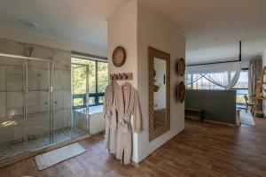 Koupelna v ubytování Zambezi Dusk River Facing Chalets + 95 fotografií