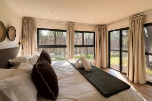 Postel nebo postele na pokoji v ubytování Zambezi Dusk River Facing Chalets