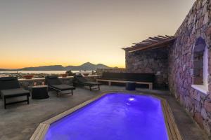 阿达玛斯Petra Residence Mini Pool Spa的露台中央的游泳池