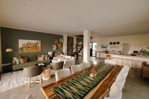 Posezení v ubytování Zambezi Dusk River Facing Chalets