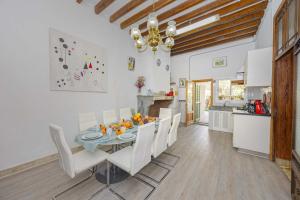 une cuisine et une salle à manger avec une table et des chaises dans l'établissement Casa de Can Virolla Gran, à Sa Pobla