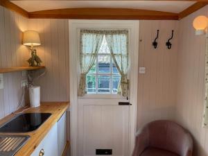 Η κουζίνα ή μικρή κουζίνα στο Riverside Retreat